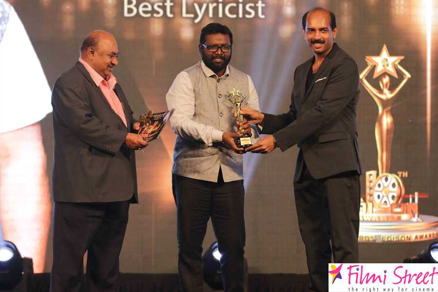 filmistreet's tweet photo. Check out #10thEdisonAwards Photos here 
https://t.co/xUNwcYhy7k
#EdisonAwards2017 @mohan_manjima @iamrascalpapa @Arunrajakamaraj https://t.co/uToWy5pXtE