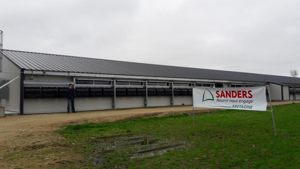 AnneBrissac's tweet photo. Une exploitation à la pointe de l'#innovation, Jean-Michel Choquet éleveur de volaille @Sandersofficiel #JPOSanders https://t.co/P6FB3SxSqU