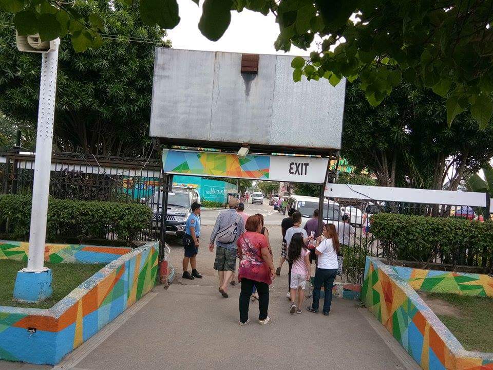 tpulapulapu01's tweet photo. Elements of TPU under the supervision PCI JUNNEL CAADLAWON,OIC,TPU provide police presence @ Movenpick Hotel &amp; MACTAN LIBERTY SHRINE https://t.co/g7eRY3cVsb