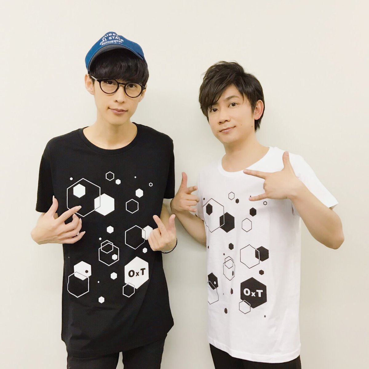 Tom H Ck 大嶋文博 Oxtワンマンツアー会場限定発売の Oxtヘキサゴン 六角形 Tシャツ はs M Lの3サイズ展開 価格は3000円 オーイシさんがきているのがlサイズ トムさんが着ているのがmサイズになります とってもオシャレ 普段着でも着れますね