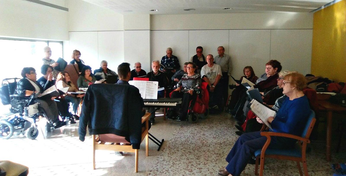 blauclinic's tweet photo. La coral de Sant Andreu El Somni de @AmputatsStJordi i la Coral Orfeó de Nou Barris van compartir una estona a #IsabelRoig. Moltes gràcies! https://t.co/PVGIkJDN6l