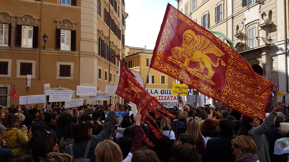 agta_guide's tweet photo. Piazza Montecitorio inizia a riempirsi e i nostri rappresentanti sono stati chiamati in Parlamento per un confronto https://t.co/4b73J2o06s