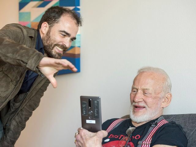 So fun showing <a href="/TheRealBuzz/">Dr. Buzz Aldrin</a> his own hologram #holobuzz <a href="/8iReality/">8i</a> #sxsw usatoday.com/story/tech/new…