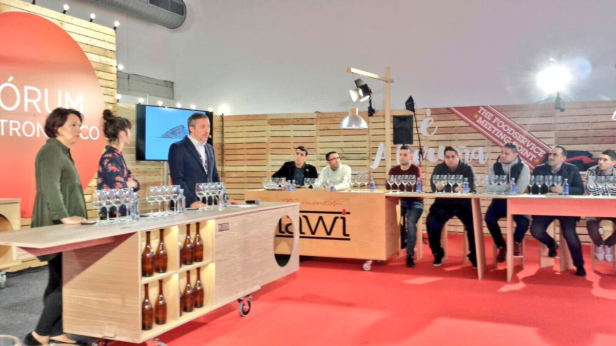 CarlosOrozaCIFP's tweet photo. Seguimos no @FGastronomic con Xoan Cannas e Esther Daporta. Grazas por compartir co #CSDIRSERV o voso saber! Sempre aprendendo!! #ForumOroza https://t.co/0bvKCbSfGO