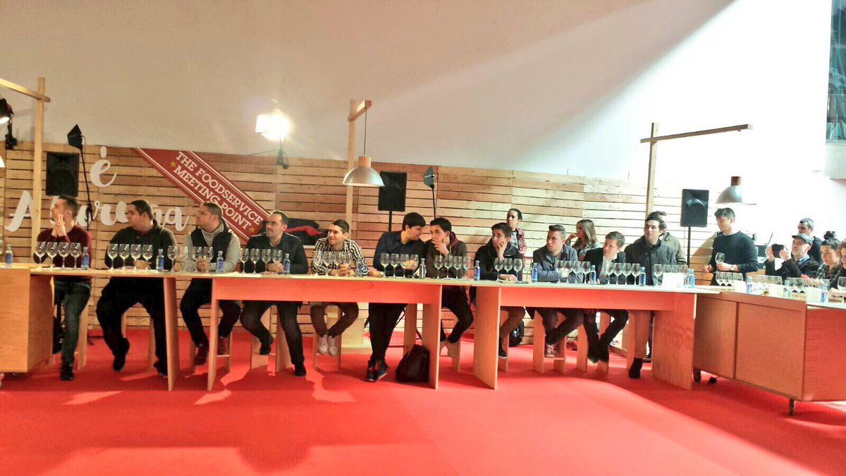 CarlosOrozaCIFP's tweet photo. Seguimos no @FGastronomic con Xoan Cannas e Esther Daporta. Grazas por compartir co #CSDIRSERV o voso saber! Sempre aprendendo!! #ForumOroza https://t.co/0bvKCbSfGO