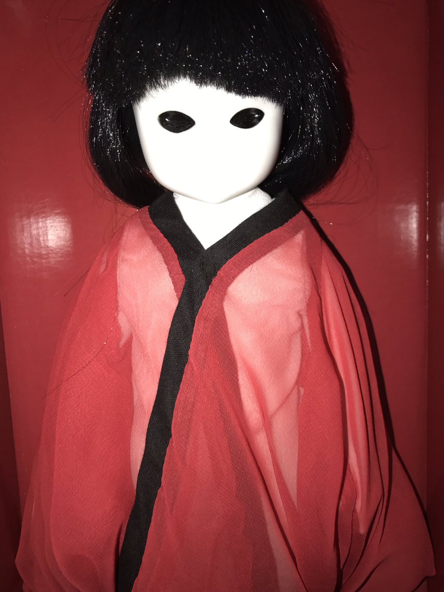 前田 届いた リトルアップルドールの アンブラエ Umbrae 彼女は笑う ことができず 自らの意思で 狭く 暗い場所に留まってしまいました 戻ることはできません 魂の保護者は彼女を見守っています って人形をお迎えいたしました 人形も中々集まってき