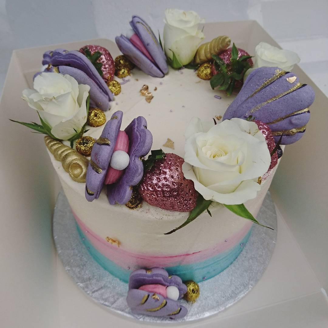 heartofcake's tweet photo. Mermaid red velvet cake with vanilla macarons #vegan #london #birthday #cake #uk #glutenfree #eggfree https://t.co/Ltxqnxq7pR