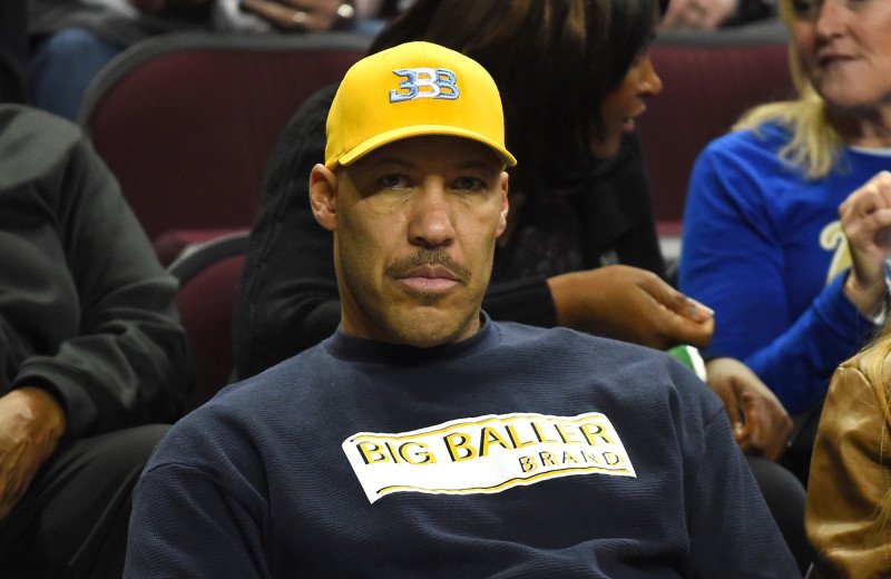 SoleCollector's tweet image. LaVar Ball wants a billion dollar sneaker deal for his sons trib.al/L2dprof