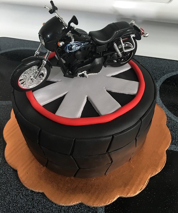 bakery_fantasy's tweet photo. Para un cliente que le gustan las motos, un detalle comestible diferente. #bakeryfantasy #mesasdulces #cupcakes #pasteldesnudo https://t.co/FAz4YkXQst