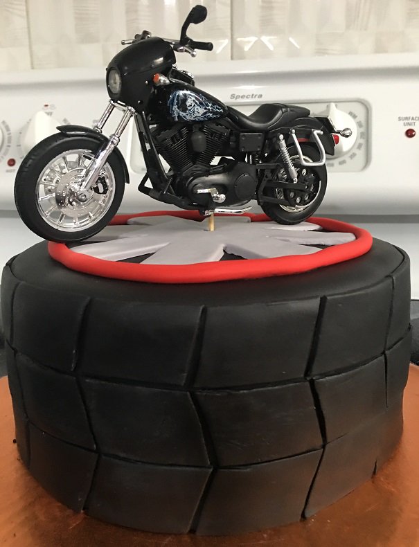 bakery_fantasy's tweet photo. Para un cliente que le gustan las motos, un detalle comestible diferente. #bakeryfantasy #mesasdulces #cupcakes #pasteldesnudo https://t.co/FAz4YkXQst