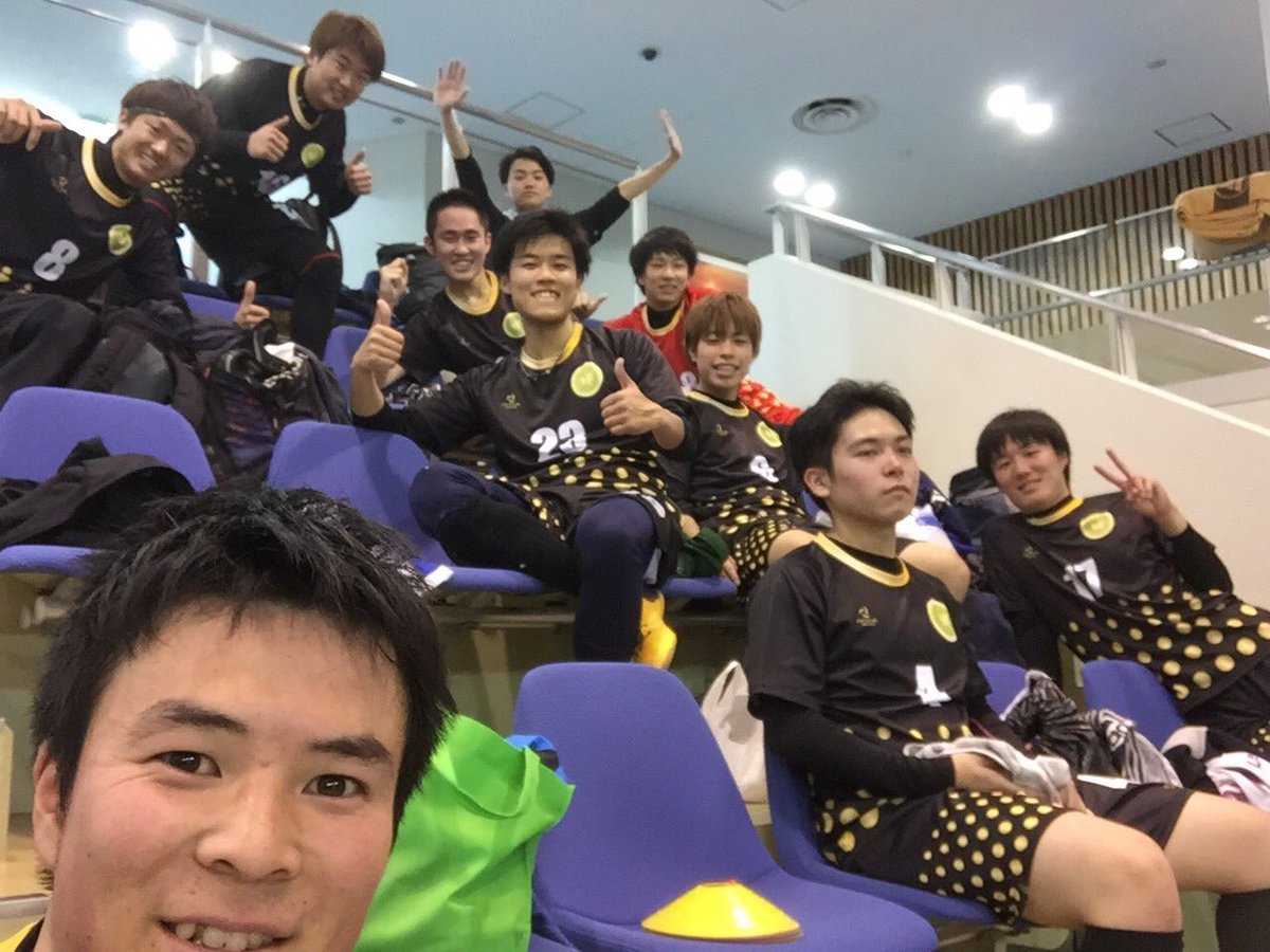 東京学芸大学フットサル部 大学生活 サークル に入らないと 彼女なんてできないと思ってない じゃあ質問です フットサル部に リア充はどれくらいいますか 5割 フットサル部の練習に来てごらん 自然と女は寄ってくるから 春から学芸