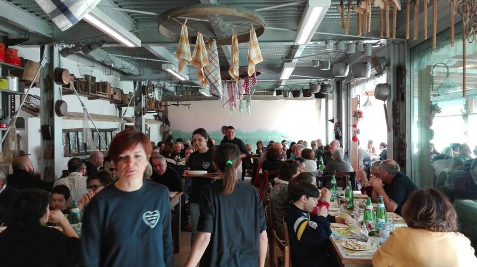 GRAZIE agli amici di #Bagnacavallo che hanno deciso di aiutare concretamente Fiastra costruendo una tettoia per i container del comune! ❤️😊