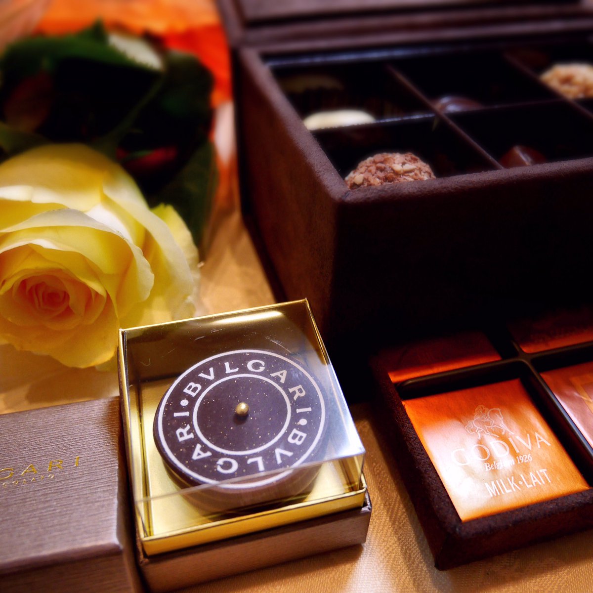 りざ Sur Twitter ララランド聴きながら夜道をくるくる 月も星も美しいっちゃ 社交ダンス習いたいなぁと適当なワルツ踊りながら 色んな色のバラを節目にくれる 今回は黄色 エマのワンピース色 Nowplaying Epilogue From La La Land Soundtrack