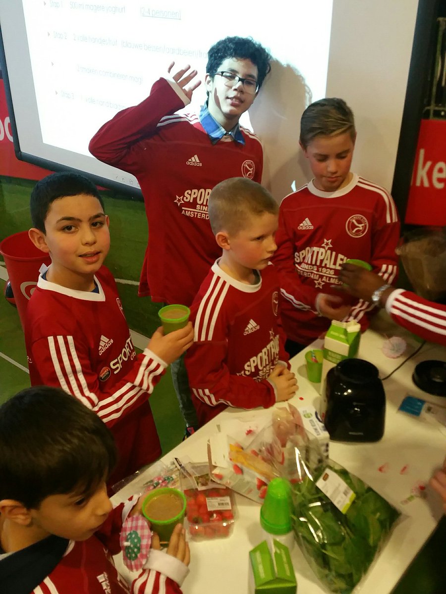 Gezonde smoothie maken bij #PfSAlmere #gezondejeugd