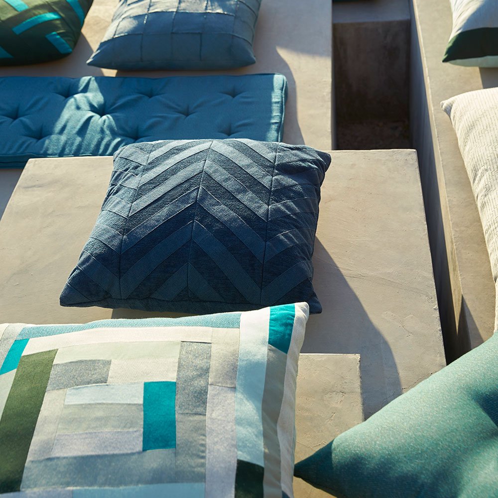 Sunbrella's tweet photo. Custom pillows covered in Sunbrella fabric add sophistication with luxurious textures and colors. #DesignPlusPerformance #outdoorliving https://t.co/3XxBdamu3I