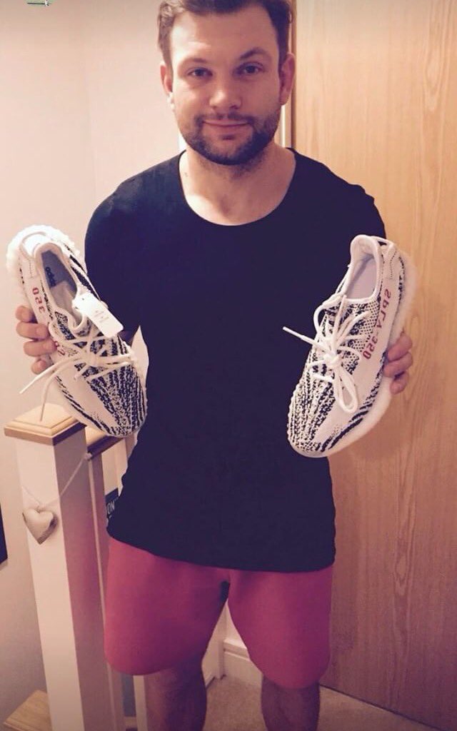 luxury__locker's tweet photo. @daveylewis89 happy with the Zebra V2 yeezys we supplied him with. Thanks again mate 👍🏼 https://t.co/c4ZEAo0CvR
