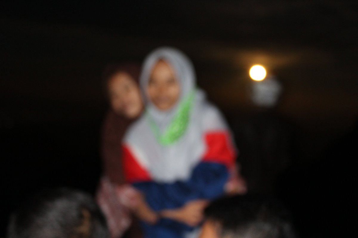 deboth1106's tweet photo. biarkan aja fotonya yang ngeblur, asalkan jangan persahabatan kita iyabeb😘😘😘 https://t.co/bafCkBKVTd