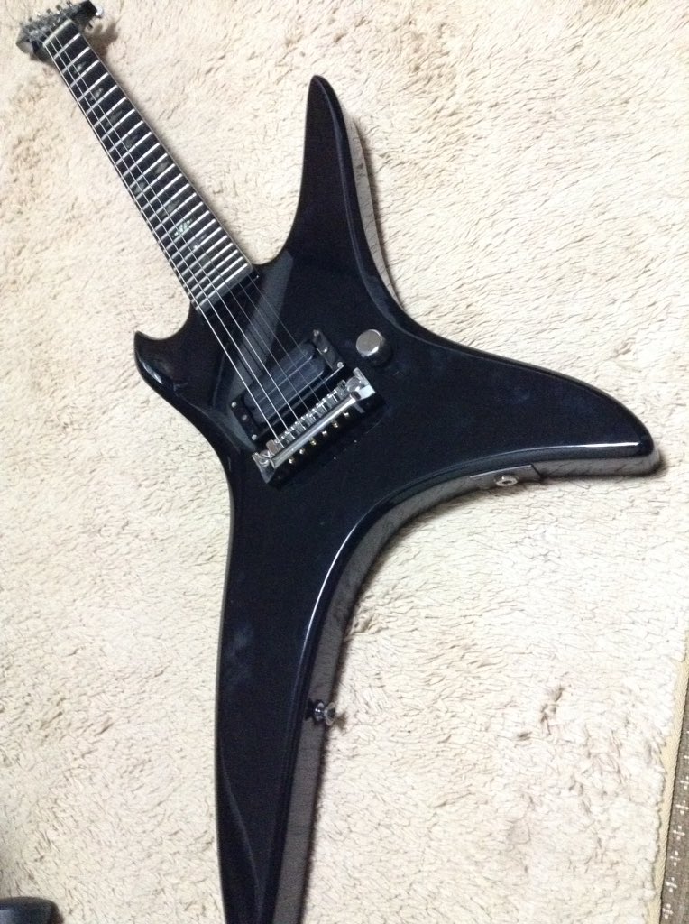 アニキ藤野 M3秋j 05 クランキーギターのアニキだ クランキーでメインに使っているギターの紹介だー T Co Ghocstmark Usa Custom Shop チャックシュルディナーステルス なかなかメタル感バリバリのギターだ 変形ギター メタルギター