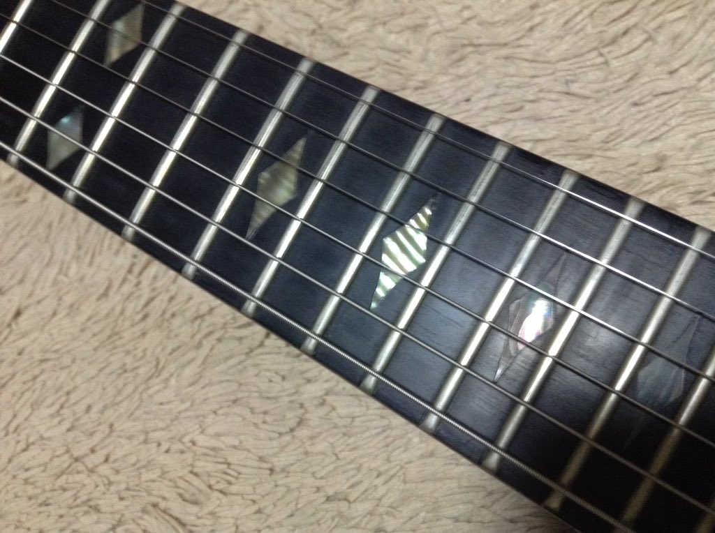 アニキ藤野 M3秋j 05 クランキーギターのアニキだ クランキーでメインに使っているギターの紹介だー T Co Ghocstmark Usa Custom Shop チャックシュルディナーステルス なかなかメタル感バリバリのギターだ 変形ギター メタルギター