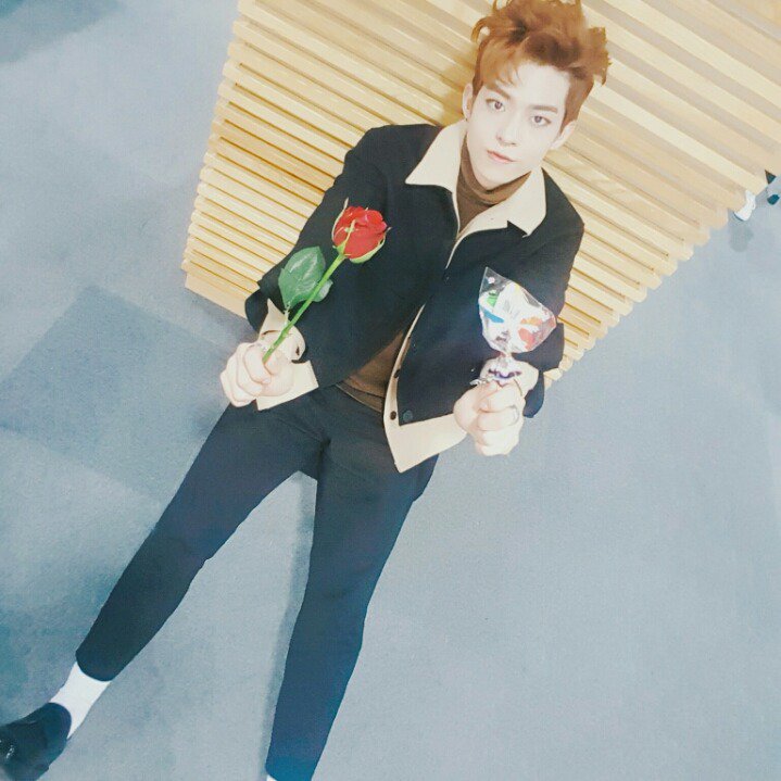 VICTON1109's tweet photo. [#수빈] 여러분 더쇼는 잘 보셨나요?? 
오늘이 화이트 데이라서 장미랑 사탕을 준비해봤어요!
다들 행복한 화이트 데이 되세요~
사탕먹고 양치는 필수 : ) https://t.co/2MrMu90noO