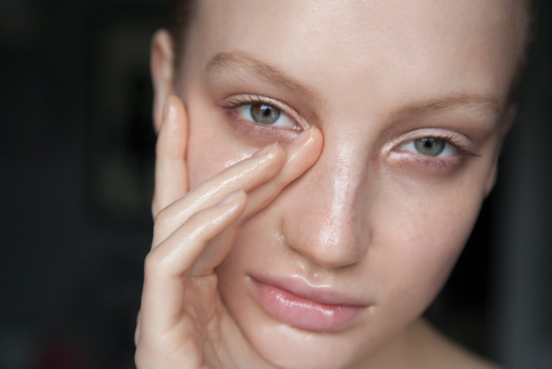 Just beautiful from @emmasweeneyphotography #beautyphotography #photographer #skincare #crueltyfreebeauty