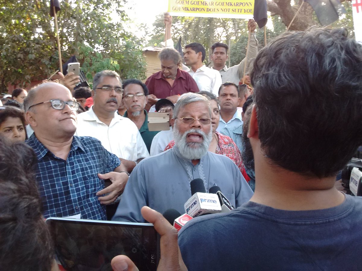 AshwiniKamat1's tweet photo. Activist Fr Eremito tells Vijai Sardessai that he betrayed his supporters."You helped those we fought against to return to power," he says. https://t.co/4T38XdiBzJ