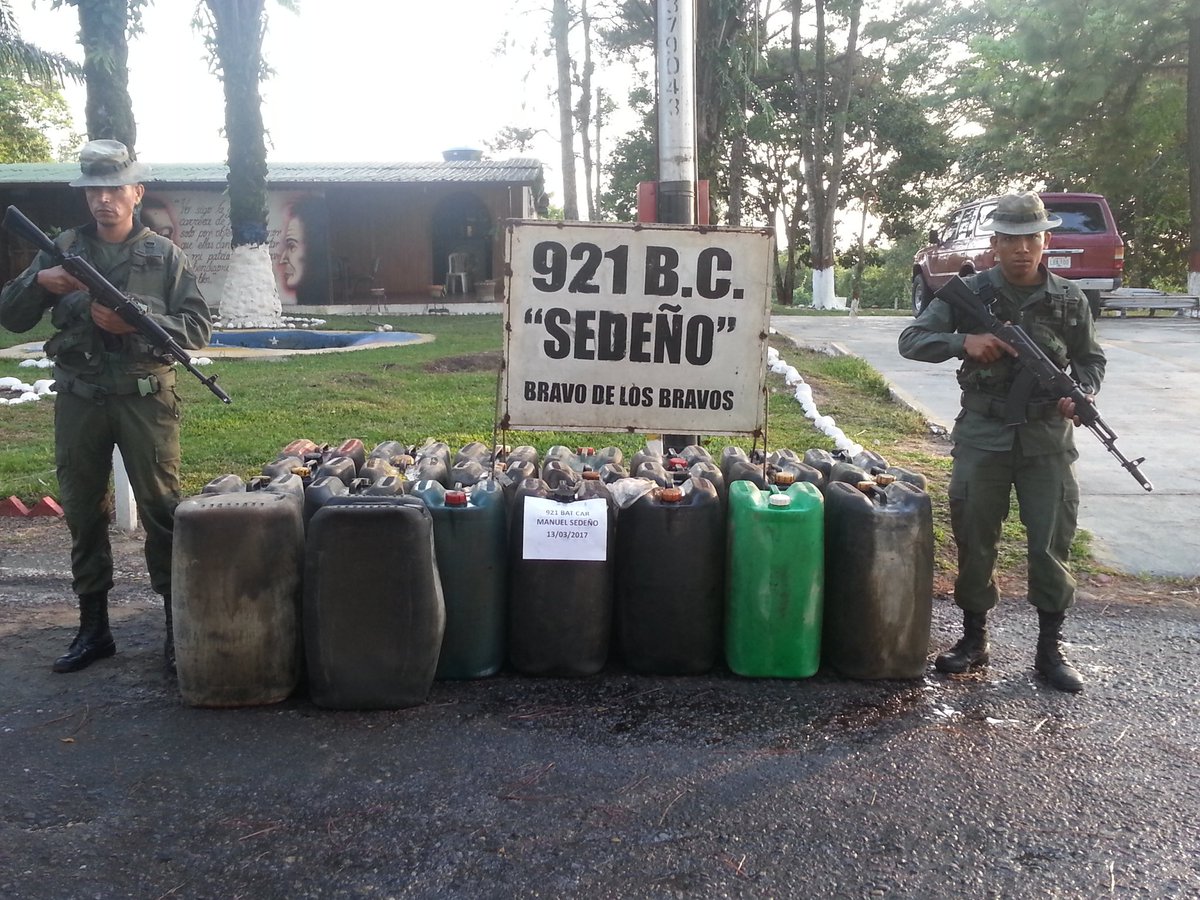 EJB_921BCMS's tweet photo. #estrangulamientoalcontrabando el @EJB_921BCMS logro la retencion de Dos mil treinta (2030) Lts de Combustible. @EjercitoFanb @EJB_92BRIG https://t.co/b7oAwScjum