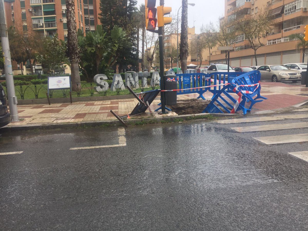 MariaJRobles's tweet photo. @malaga esta zanja lleva en este estado desde el jueves y el problema se solucionó el mismo día. https://t.co/2aObYf9pde