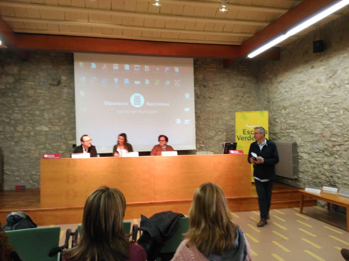 LaSalleManlleu's tweet photo. Avui una representació de professors i alumnes participem al Fòrum d'Escoles Verdes d'Osona al Castell de Montesquiu #escolesverdes https://t.co/2AkT1oSoc9