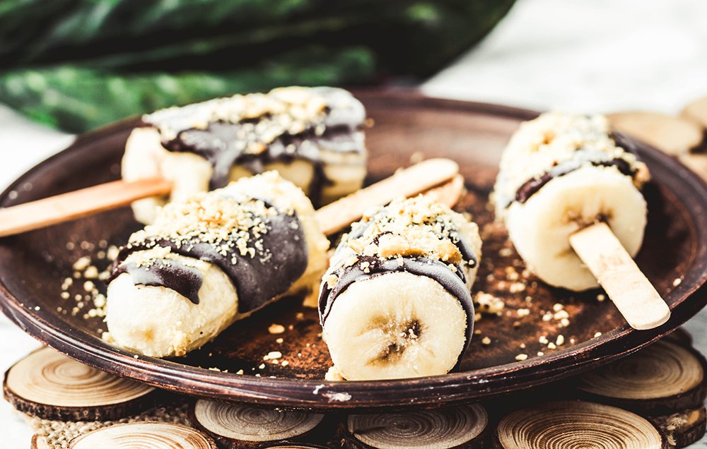 WomensHealthMag's tweet image. 8 nutritionists&apos; go-to sweet treats: spr.ly/60188kUt6