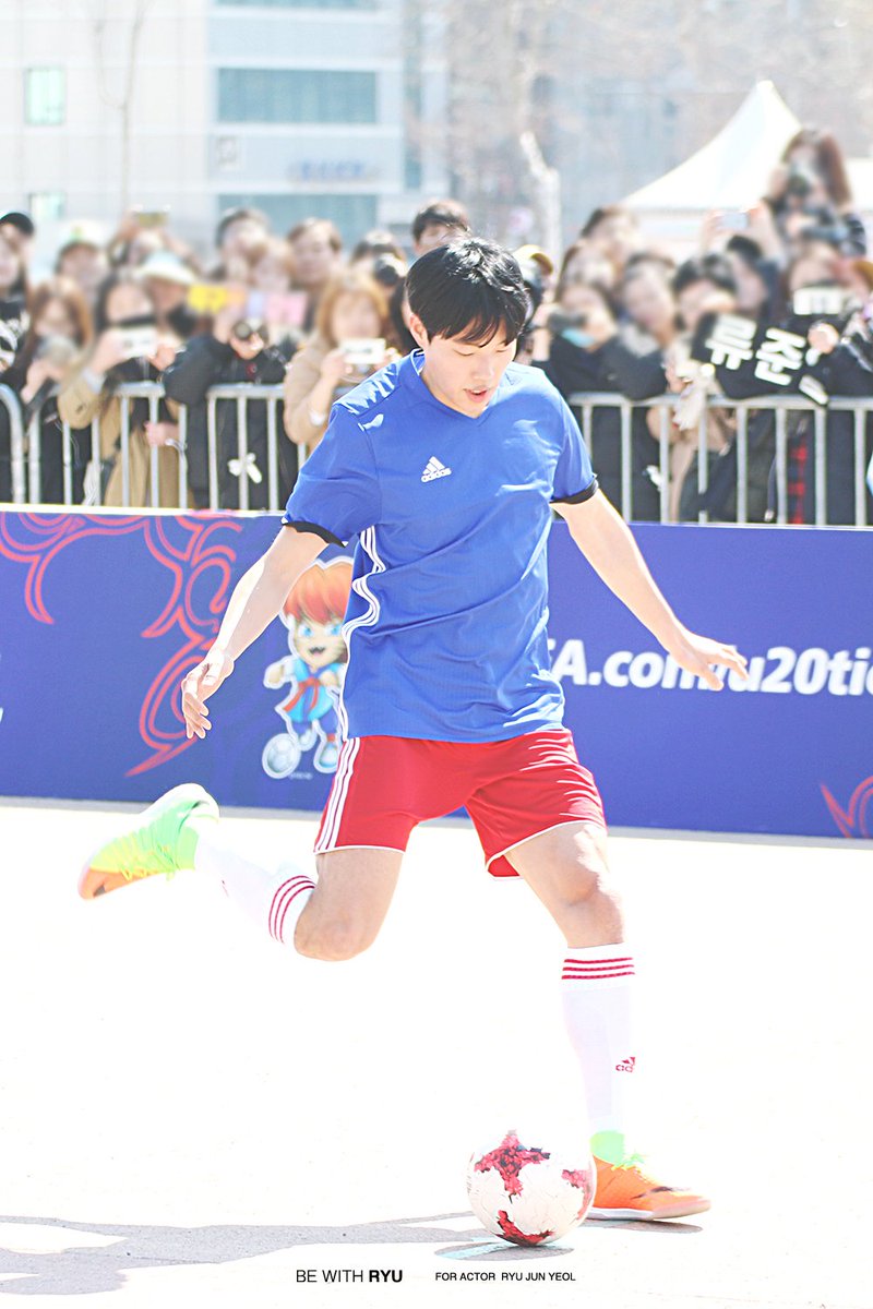BEWITH_RYU's tweet photo. 오늘은 축구 좋아하는 류준열도 행복,
류준열을 좋아하는 나도 행복!

https://t.co/FvxWB79SEZ https://t.co/6UZ35IyAlO https://t.co/TScsRxroyI