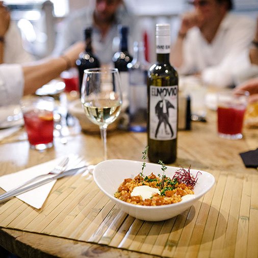 Los días de #lluvia son para no salir de #TuBarrio y para tomarte algo calentito, ¿verdad? #LaEscondida #TapasSevilla