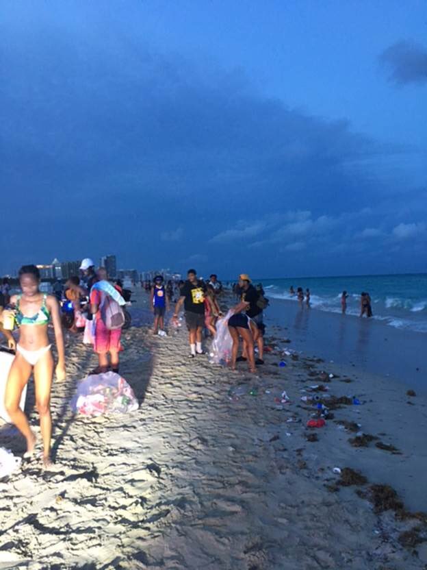 MiamiBeachPD's tweet photo. A big thank you to the @FIU spring breakers who stayed last night and helped clean up the beach! #KeepMBClean 👏 https://t.co/EW0kQbc3hp