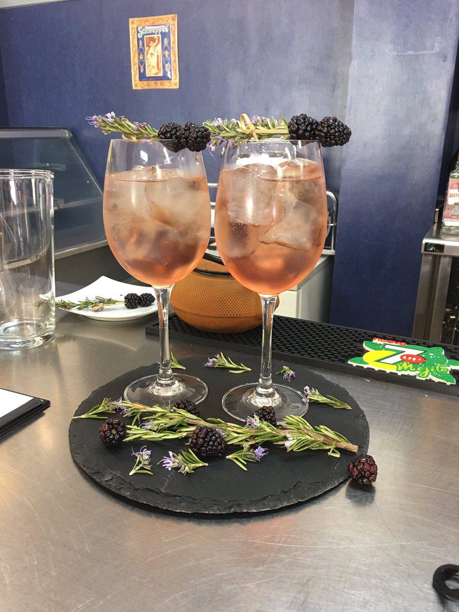coctelygintonic's tweet photo. Hoy cn el futuro d la #hosteleria. @TurismoNavarra 
@BarmansNavarra @restdelreyno @freixenet @Navarra d aquí salimos algunos @Reyno_Gourmet https://t.co/pIiMBjNueu