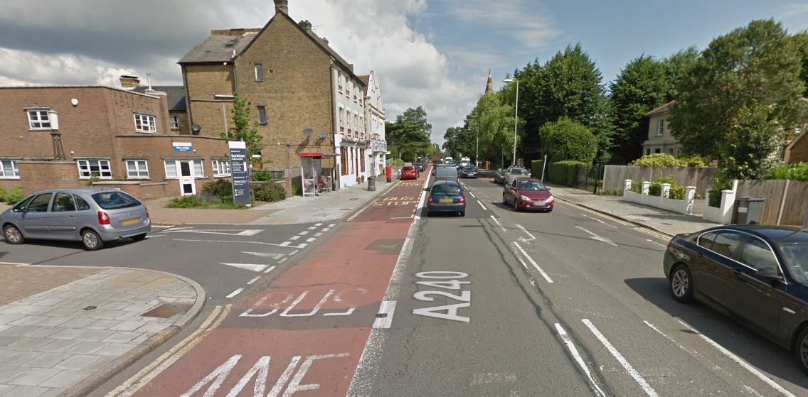 Two injured outside Surbiton Health Centre after car crash surreycomet.co.uk/news/15154805.…