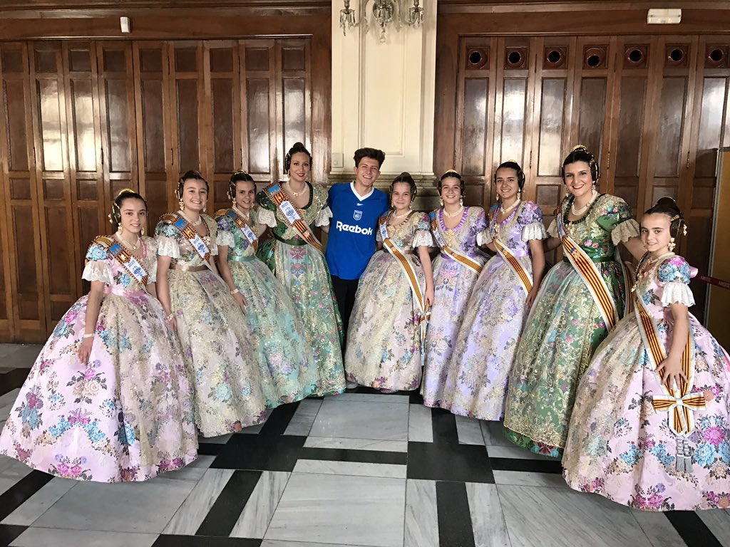 jonwiergo's tweet photo. las falleras súper monas y yo to deportivo la madre que me parió me falta el traje de fallero 😂 https://t.co/fqMZ6CnK25