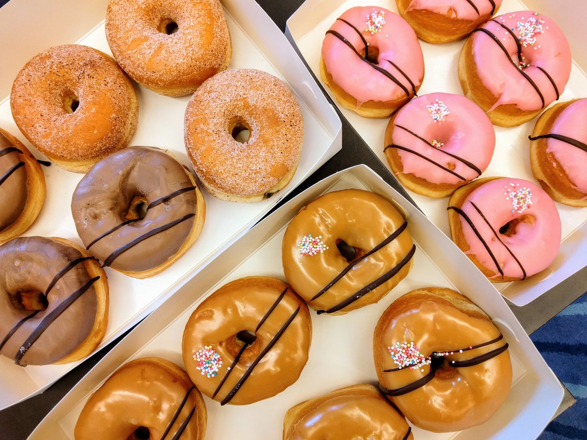 PoutapilviWeb's tweet photo. Pitihän sitä työkavereitakin lahjoa synttäreiden kunniaksi 😋🍩 #Donitsit #Nomnom @arnolds_fi / Ville https://t.co/aO2i6duypC