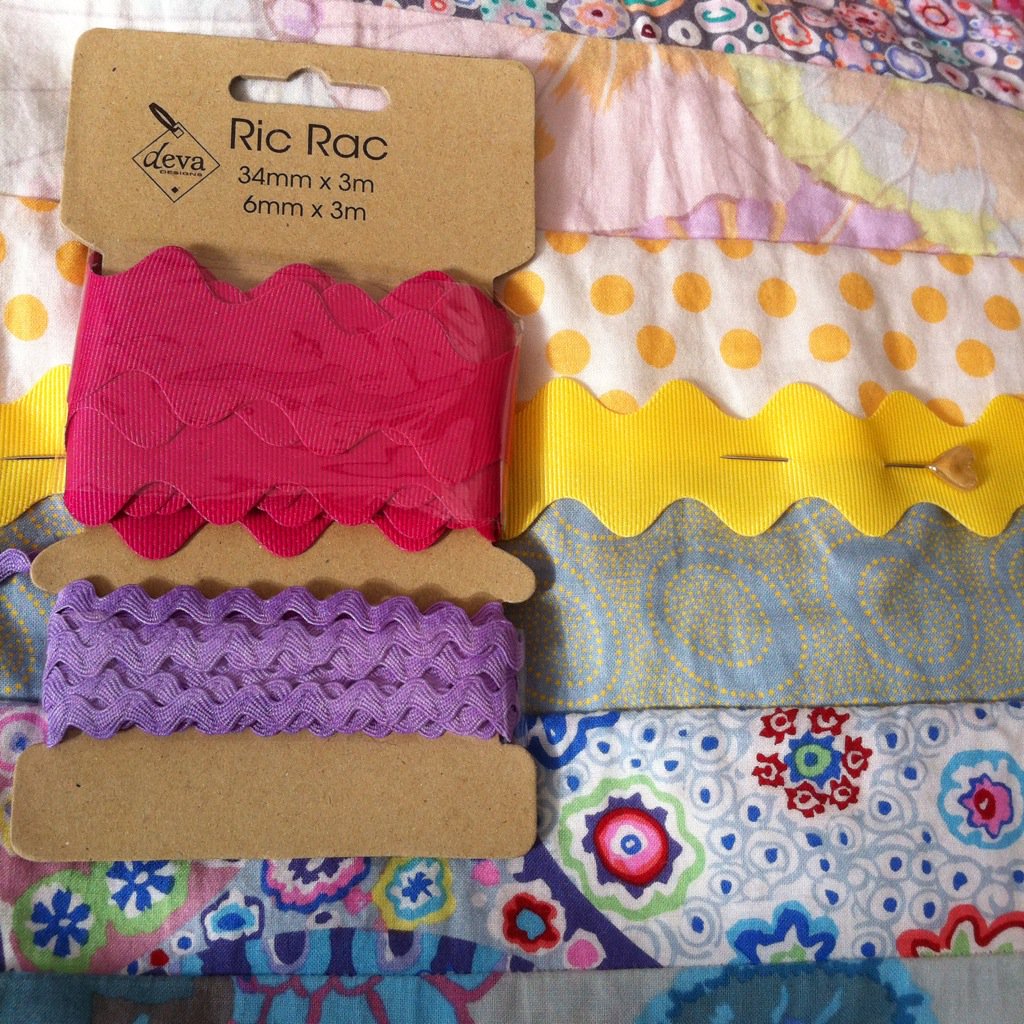 PomPomWhippet's tweet image. Looka @FleeWhippet mum yooses normouse ricrac fur mendin&apos; kwilt dat whippy havs made nest ov, appaz *guilty ears*  x