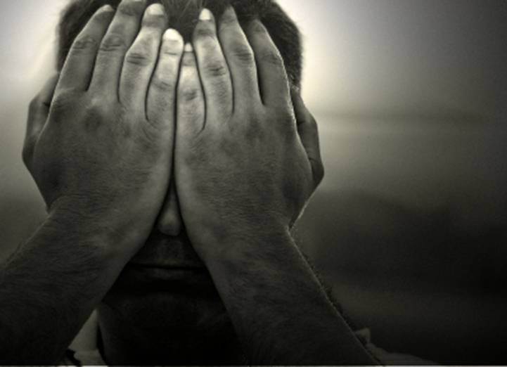 يداك تملىء بها وجهك
بسبب اليأس
الذي أتكأ على قلبك
لا عليك انهض
اليأس يريدك ان تموت 
وانت على قيد الحياة
فكن حراً
وسوف تعيش حتى
لو كنت ميت