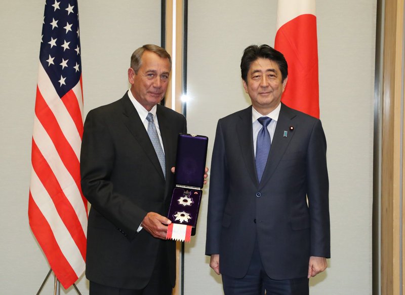 安倍総理大臣によるベイナー前米国連邦下院議長への勲章（旭日大綬章