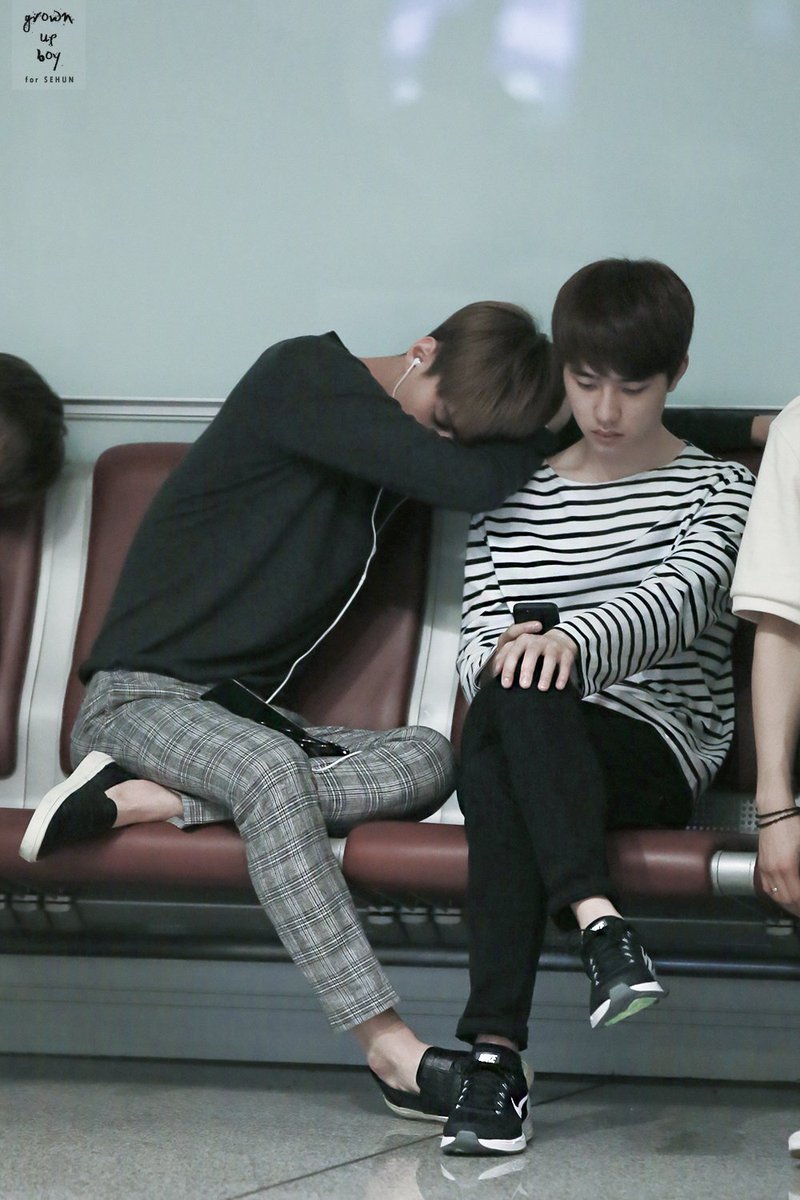 mdzlhcy_'s tweet photo. ฮุนตอนนี้โคตรน่ารัก แบบนั่งกับพี่โดงี้ พี่เล่นทรศ.ก็ดูนิดหน่อย ดูละก็นอนซบกับพี่555555555555555555 ฮือ ลูกเจี๊ยบ 🐣🐣🐣 https://t.co/U8PestdM76