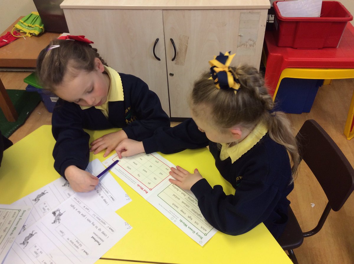 MrsPlattL's tweet photo. Year 1 are brilliant at partner practise! @PinehurstP @RuthMiskinEdu #greenwords #redwords #readytoread https://t.co/f0GwqLwqlK