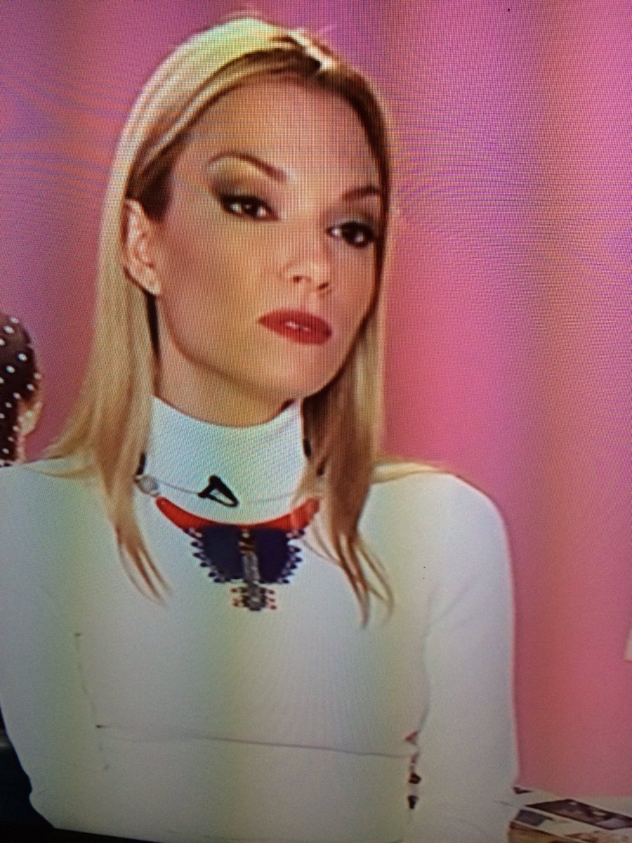 gousteritsas's tweet photo. Και εδω βλεπουμε την Βικυ Καγιά να εχει κρεμάσει τον γκολιε της ατομικής ασυλίας απο το #survivorGR #shoppingstar https://t.co/lwndexJxBK