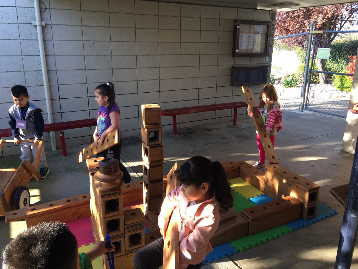 Exploring, collaborating, communicating all outside on this lovely day <a href="/FairfieldSuisun/">Fairfield-Suisun USD</a> @FSASPrincipal Preschool
