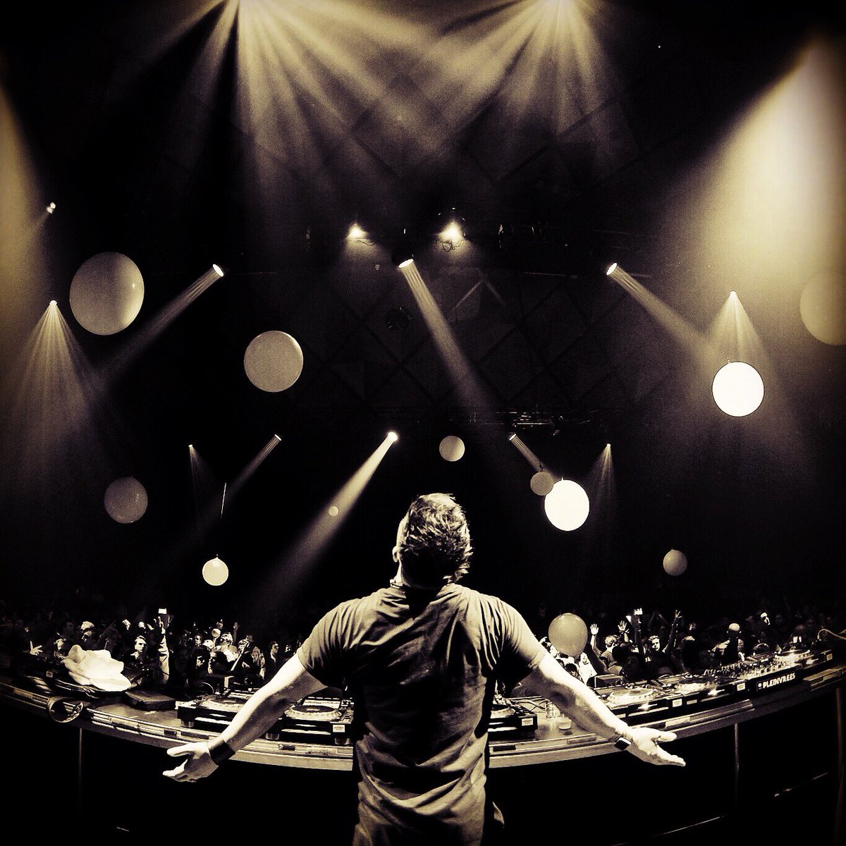 NoirMusic's tweet photo. Surrender to the music ๐
#noirontour #brazil #thiscomingweekend https://t.co/V4Lmxg4iDh
