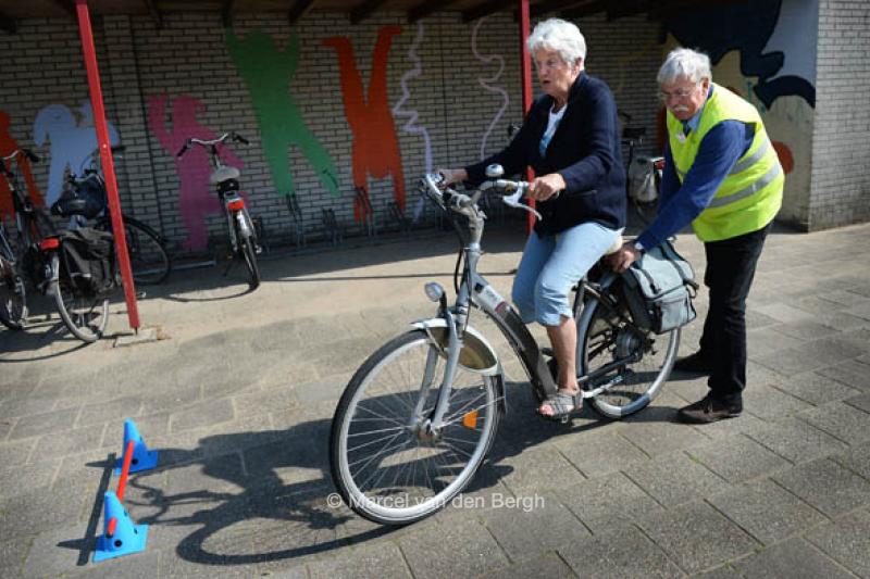 FIETSKRANTfiets's tweet photo. Kunt u fietsen? En kunt u lesgeven? Dan is de @fietsersbond op zoek naar jou! https://t.co/EiRnhYTCr5 https://t.co/crFqQda1dH