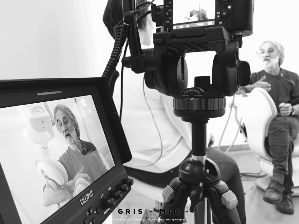 gris_mig's tweet photo. Dia de filmació a la clínica dental El Cedro de Barcelona per els videos testimonials de Smile Partner de França. https://t.co/LrWCsqYPSl