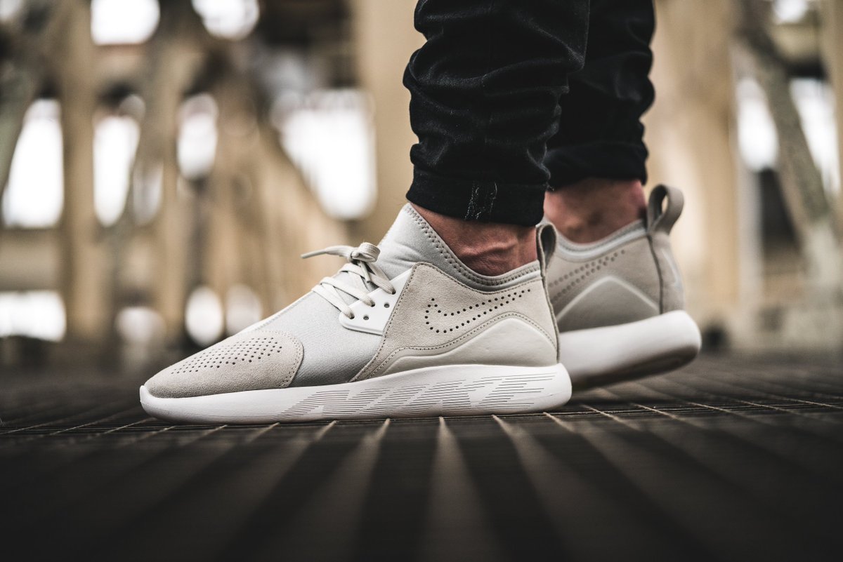 Shop now: the NIKE LunarCharge Premium. Available instore and online.
tinyurl.com/solebox-NIKE-1…