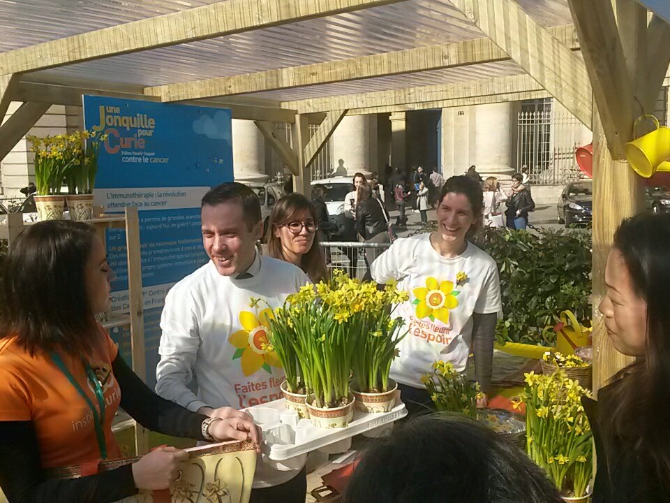 institut_curie's tweet photo. Venez rencontrer les bénévoles sur les marchés de la jonquille #unejonquillepourcurie https://t.co/bHmNBh4xLF