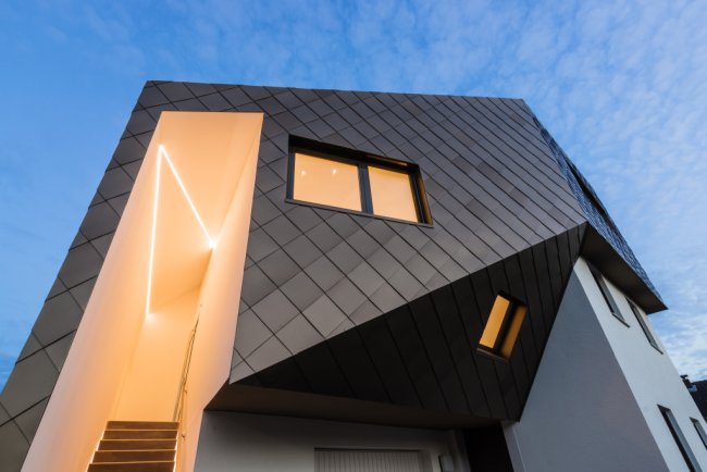 KalzipGmbH's tweet photo. Eleganz in Bronze - Kalzip erweitert das Sortiment Falzbares Alu: Bronze AL 40 heißt die neue patinierte Oberfläche https://t.co/F9uGrhTvi0 https://t.co/D8gxL7RxCO